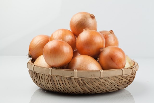 Ukoliko imate ove zdravstvene probleme, izbegavajte crni luk